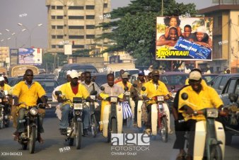 moto-taxi,appele localement zemidjan ou zem,Cotonou,Benin,Golfe de Guinee,Afrique de l´ouest,Gulf of Guinea,West Africa